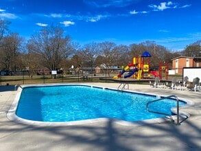 Autumn Lakes Apartments in Newport News, VA - Foto de edificio - Building Photo