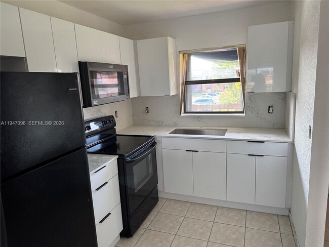 6465 W 27th Ave in Hialeah, FL - Foto de edificio - Building Photo