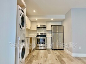 1310-1310 Mine Hill Dr in Kelowna, BC - Building Photo