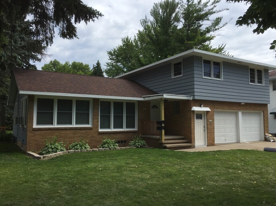 1026 W Lorain St, Unit Lower in Appleton, WI - Foto de edificio