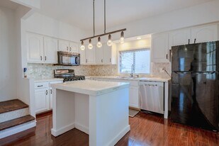 301 McLean St in Dupont, PA - Building Photo