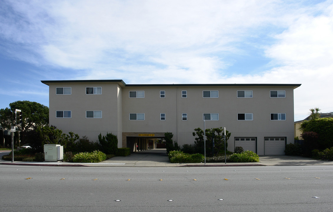 Bermuda Apartments in San Mateo, CA - Building Photo