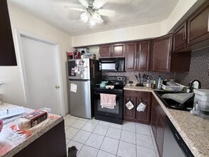 3327 Lakecrest Rd in Virginia Beach, VA - Building Photo - Building Photo