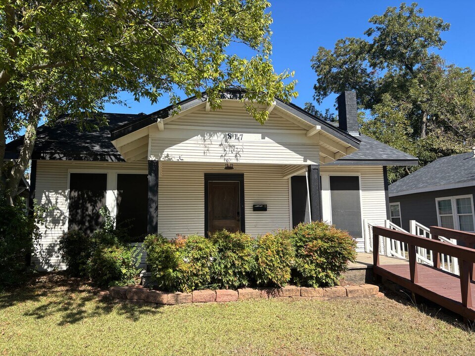 817 W Fischer St in Sherman, TX - Building Photo