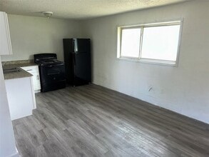 5405 Suez St, Unit 2 in Houston, TX - Foto de edificio - Building Photo