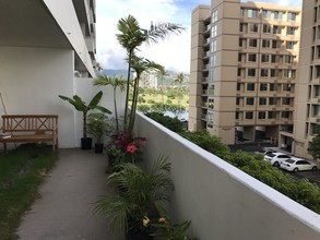 2421 Ala Wai Blvd, Unit 4 in Honolulu, HI - Foto de edificio - Building Photo