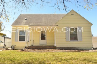 1225 Oakland Rd NE in Cedar Rapids, IA - Building Photo