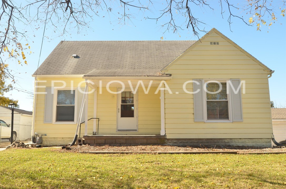 1225 Oakland Rd NE in Cedar Rapids, IA - Building Photo