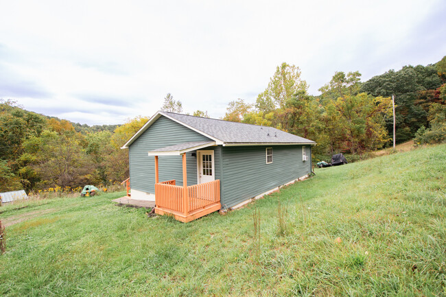 2081 Plum Run Rd in Mannington, WV - Building Photo - Building Photo