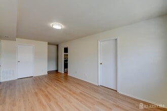 6 College Dr in Edison, NJ - Building Photo - Building Photo