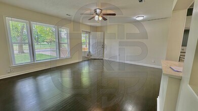 1102 N Crestway St in Wichita, KS - Building Photo - Building Photo