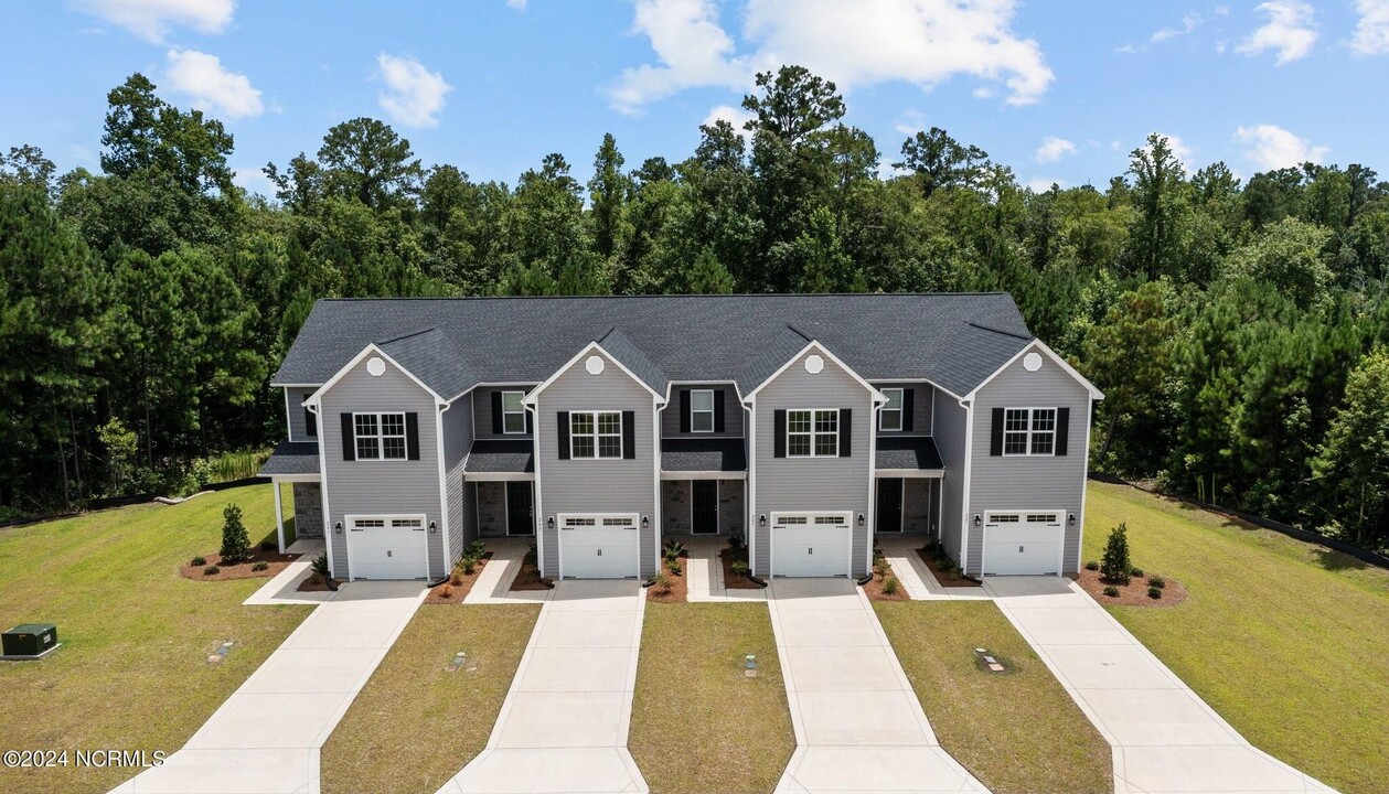 241 Verrazzano Ln in Jacksonville, NC - Building Photo