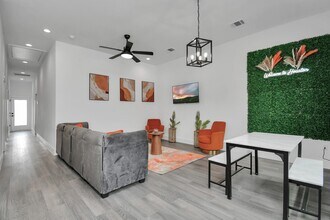 4909 Higgins St in Houston, TX - Foto de edificio - Building Photo