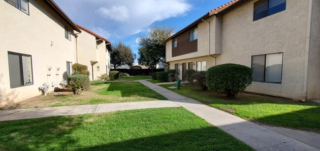 Townhomes at 201 in Tracy, CA - Foto de edificio - Building Photo