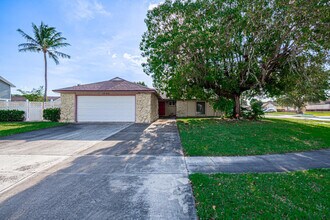 1242 Wyndcliff Dr in Wellington, FL - Building Photo - Building Photo