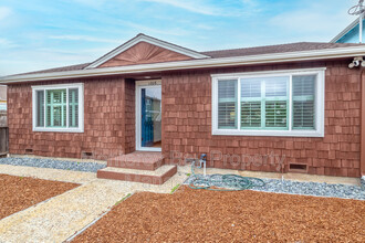 1206 Luxton St in Seaside, CA - Foto de edificio - Building Photo