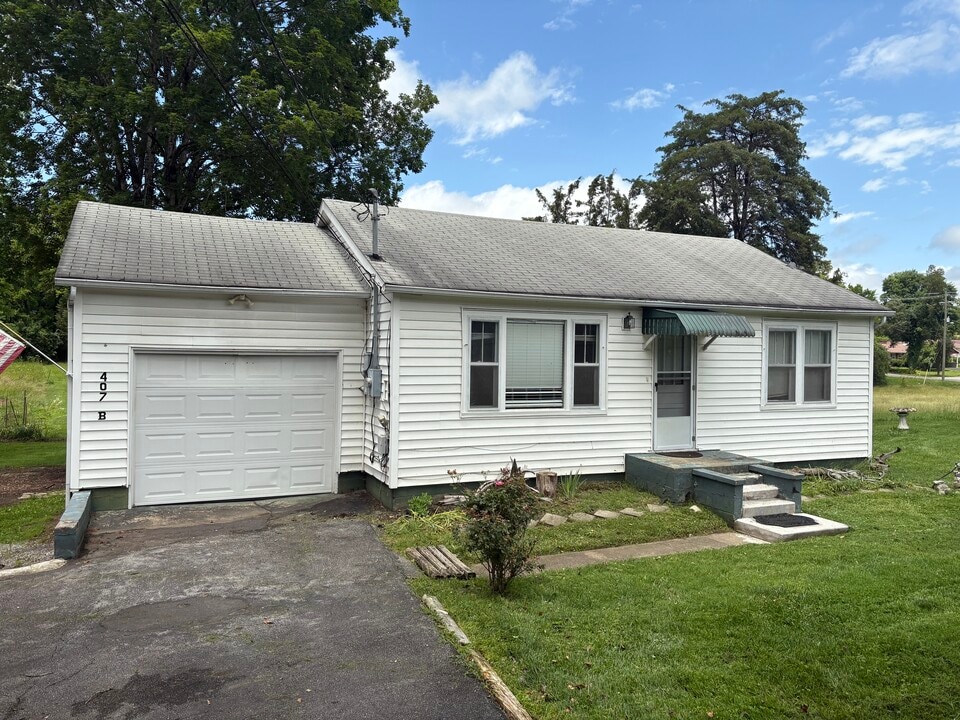 407 Douglas Ln in Clinton, TN - Building Photo