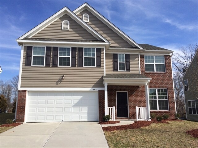 1409 Paulonia Way in McLeansville, NC - Foto de edificio