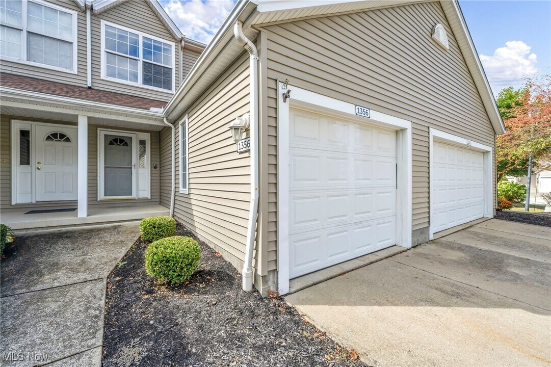 1356 Meadow Run in Akron, OH - Building Photo