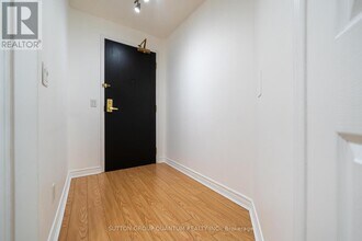 30 Grand Trunk Crescent in Toronto, ON - Building Photo - Building Photo