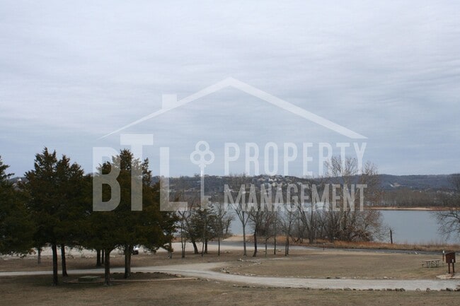 250 Lakewood Dr in Hollister, MO - Foto de edificio - Building Photo