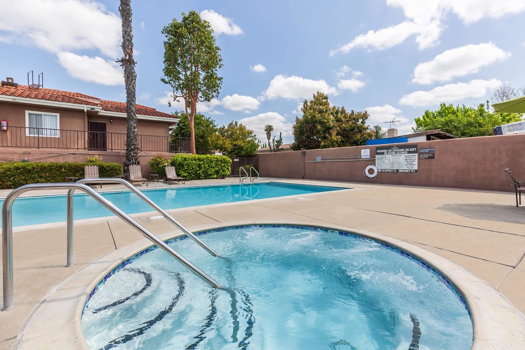 Casa Pacifica Apartment Homes in Anaheim, CA - Foto de edificio