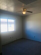 609 Kingman Ave, Unit B in Grants, NM - Foto de edificio - Building Photo