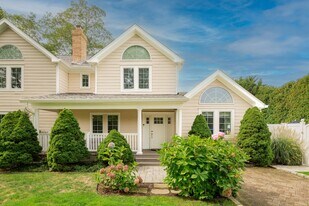 27 Tanners Neck Ln in Westhampton, NY - Building Photo