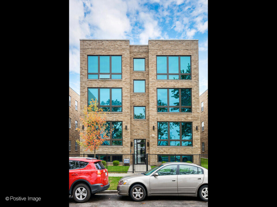 2033 N Natchez Ave in Chicago, IL - Building Photo