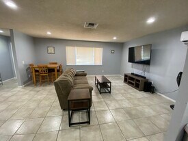 235 W Robertson Rd in Ridgecrest, CA - Building Photo