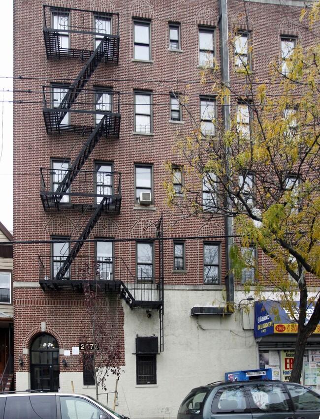 2077 Anthony Ave in Bronx, NY - Foto de edificio - Building Photo