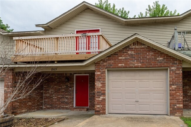property at 869 W Peachtree Dr