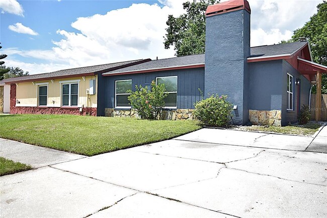 1242 Mohrlake Dr in Brandon, FL - Building Photo - Building Photo