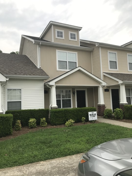 131 Alexander Blvd, Unit 1802-27 in Clarksville, TN - Building Photo