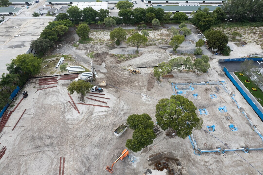 Hallandale Oasis in Hallandale Beach, FL - Building Photo