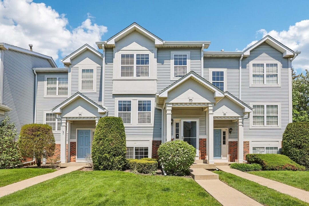 332 Holiday Ln in Hainesville, IL - Building Photo