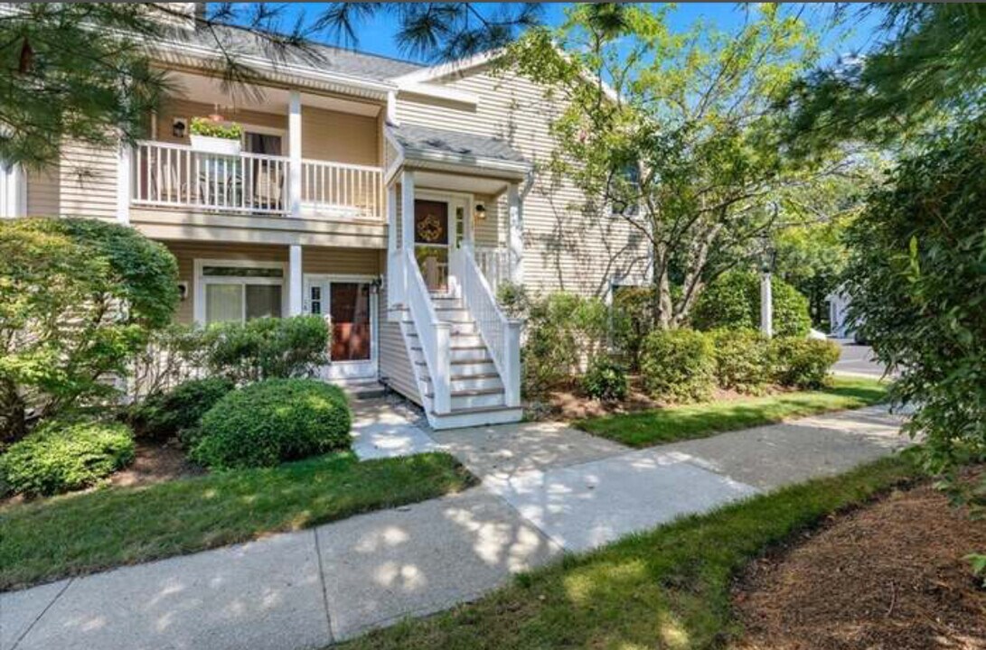 17 Devon Club Ln, Unit 17 Devon Commons Lane in Braintree, MA - Building Photo