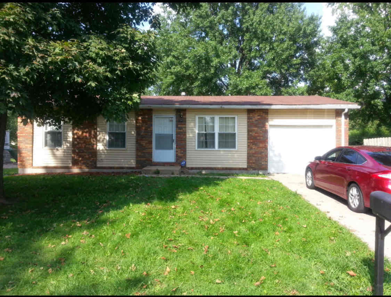 30 Fox Meadow Ln in Sauget, IL - Building Photo