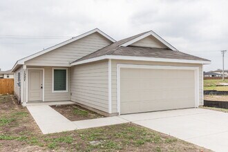 1527 Silver Crk in New Braunfels, TX - Foto de edificio - Building Photo