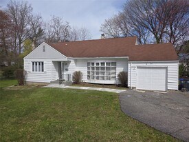 4 Browning Ln in Hartsdale, NY - Building Photo