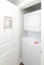 3058 N Kostner Ave, Unit 1E in Chicago, IL - Building Photo - Building Photo