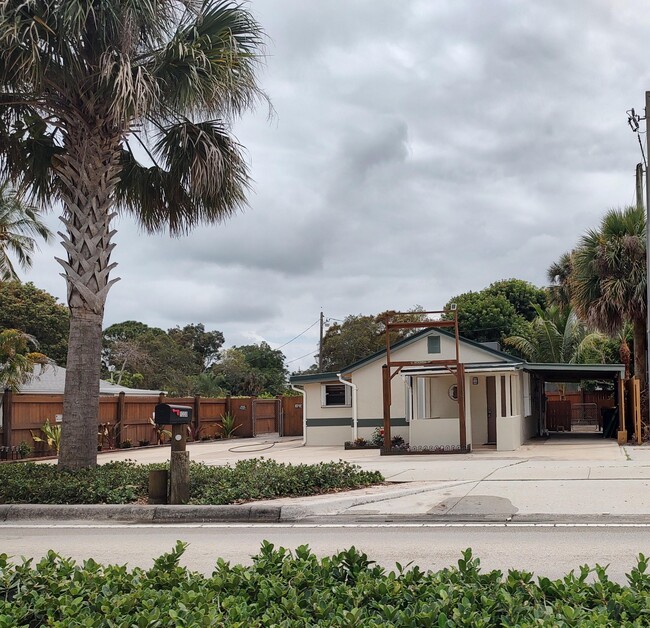 1330 NE Dixie Hwy in Jensen Beach, FL - Building Photo - Building Photo
