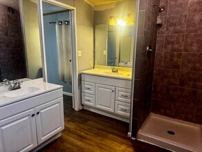 1102 E Spring St in Henrietta, TX - Building Photo - Building Photo