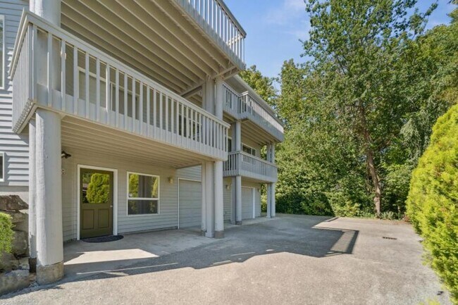 19749 53rd Ave NE in Lake Forest Park, WA - Building Photo - Building Photo