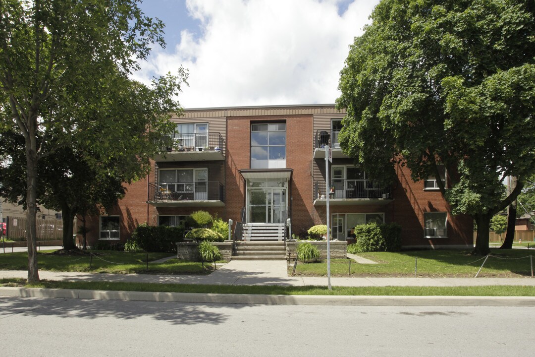 118 Overbrook Pl in Toronto, ON - Building Photo