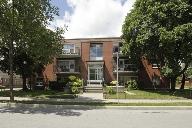 118 Overbrook Pl in Toronto, ON - Building Photo - Primary Photo