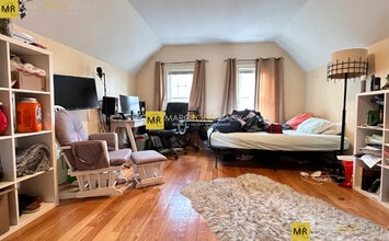 74 Brooks St, Unit 2 in Boston, MA - Foto de edificio - Building Photo