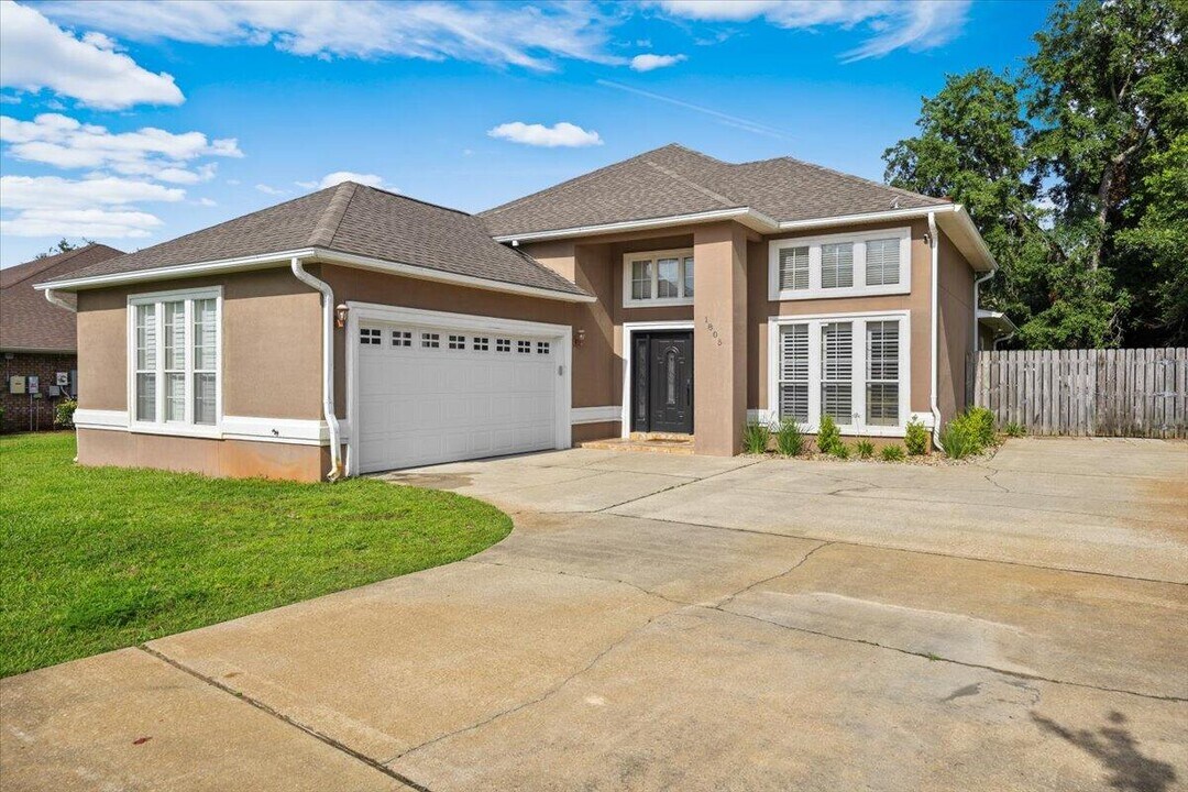 1805 Brooke Beach Dr in Navarre, FL - Building Photo