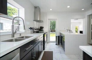 35 SW 28th Rd in Miami, FL - Building Photo