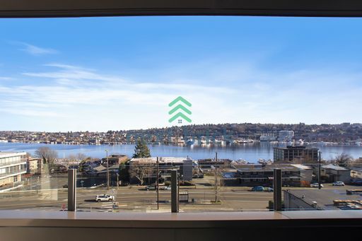 1768 Aurora Ave N in Seattle, WA - Foto de edificio